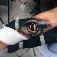 3D Stil großes farbiges Unterarm Tattoo des menschlichen Auges mit dem Tod