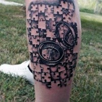3D Stil mittelgroßer schwarzer  Kompass Tattoo mit Puzzle