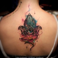 Tatuaje multicolor en la espalda alta, 
jamsa  divina con flor delicada