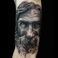 Tatuaje en el brazo, hombre viejo extraño con barba larga