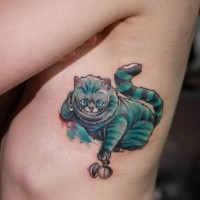 Tatuaje en el costado,  gato de Cheshire adorable con reloj de bolsillo