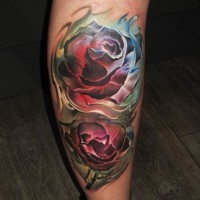 3D-Stil schöne farbige detaillierte Rosenblüten Tattoo am Bein mit mystischem Nebel