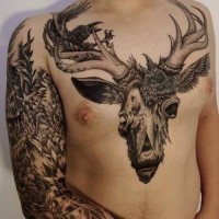 Tatuaje en el pecho,  cabeza masiva de ciervo aterrador
