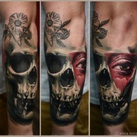3D Stil gefärbter mysteriöser menschlicher Schädel Tattoo am Unterarm mit Blume und Auge