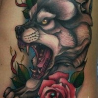 Tatuaje en el costado,  lobo furioso que ruge  y flores con hojas