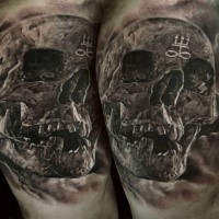 Estilo 3D pintado por Eliot Kohek Tatuaje de brazo de cráneo humano