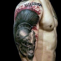 Tatuaje en el brazo, guerrero espartano majestuoso