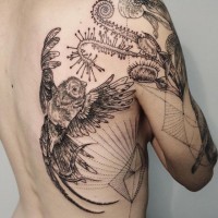 Tatuaje en el hombro, ave divina que vuela y plantas diferentes, dibujo monocromo
