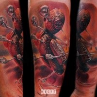 3D Stil realistischer farbiger Unterarm Tattoo der Voodoopuppe