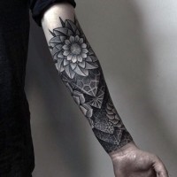 Tatuaje en el antebrazo, patrón floral maravilloso negro blanco