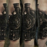 Tatuagem de braço muito detalhada estilo 3D de trem grande e preciso