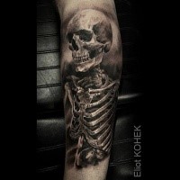 Stile 3D molto dettagliato dal tatuaggio di Eliot Kohek sullo scheletro umano