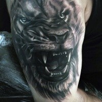 3D Stil sehr detaillierter brüllender Löwe Tattoo auf der Schulter