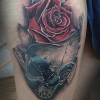 3D style very detailed thigh tattoo of human skull with rose