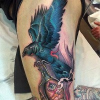 Tatuaje estilo3D aspecto muy realístico el cuervo volando con la luz misteriosa