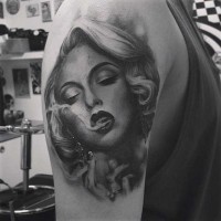 Tatuaje en el hombro, Marilyn Monroe carismática alucinante