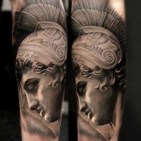 3D sehr detailliertes schwarzes Unterarm Tattoo mit antiker Statue