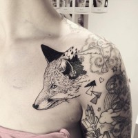 3D sehr detailliertes schwarzes mystisches Fuchs Tattoo an der Schulter
