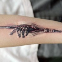 3D sehr detailliertes farbiges Unterarm Tattoo von Reißverschluss mit Skeletthand