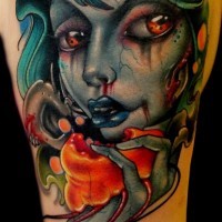 Tatuaje  de bruja tremenda de varios colores  en el brazo
