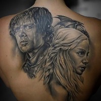 3D sehr detailliertes farbiges oberer Rücken Tattoo von Game of Thrones Helden