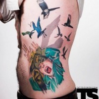 Tatuaje en el costado,  mujer que grita y bandada de aves diferentes