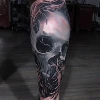 Tatuaje en la pierna, cráneo misterioso plateado  3D