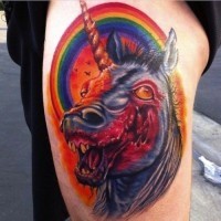 Tatuaje en el muslo,  unicornio loco demoniaco con arco iris brillante