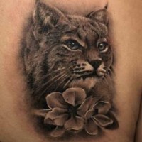 Tatuaje en el hombro,
lince  con flores, colores negro y blanco