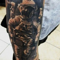 3D sehr realistisch aussehendes schwarzweißes Tattoo mit Astronaut am Arm