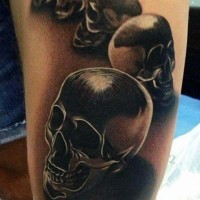 3D sehr realistisch aussehender schwarzer Schädel Tattoo am Oberschenkel