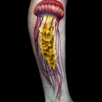 Tatuaje en la pierna, medusa bicolor hermosa volumétrica