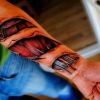 3D aspecto muy realístico de la piel cortada con los músculos tatuaje en el brazo