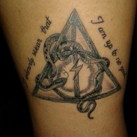 Tatuaje en la pierna, las Reliquias de la Muerte con serpiente larga y cita de Harry Potter