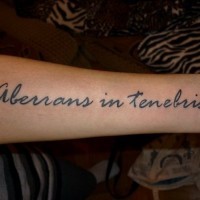 Tatuaje en el antebrazo, aberrans in tenebris, cita latina