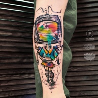 Chica abstracta con TV en lugar de tatuaje en la cabeza