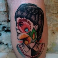 Exacto pintado por Mariusz Trubisz tatuaje de mujer con flores