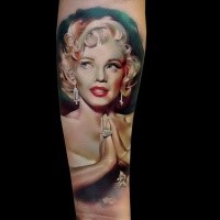 Exacto tatuaje de antebrazo de color pintado del retrato de mujer hermosa