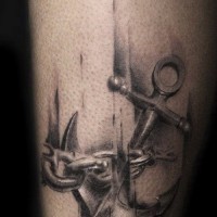 Tatuaje de ancla borrosa con cadena en la pierna
