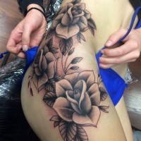 Erstaunliche schwarzweiße Rosen Blumen Tattoo auf Oberschenkel