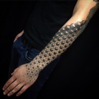 Erstaunliches Tattoo mit schwarzer Abstraktion in Tusche als Ärmel am Unterarm gestaltet