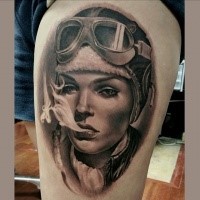 Incredibile magnifico tatuaggio sulla coscia del ritratto di donna fumatrice