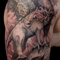 Tatuaje  de grifo orgulloso grande  en el brazo