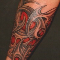 Tatuaje en el antebrazo, brazalete tribal de colores gris y rojo