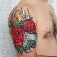 meravigliosi fiori rose rosse e corona tatuaggio per uomo a mezza manica