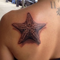 Tattoo mit schönem reliefartigem schwarzweißem Seestern am Rücken