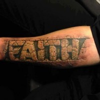 Tatuaje en el antebrazo, palabra en inglés, letra como de piedra