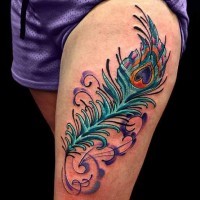 Tatuaje en el muslo,  pluma de pavo real brillante preciosa