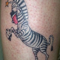 Cartoonisches lustiges buntes Zebra Tattoo am Schenkel