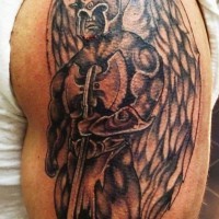 Tatuaje  de guerrero con alas y hacha en el brazo